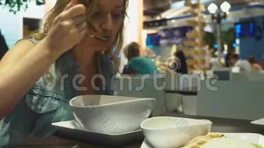 虾汤是泰国菜，味道酸辣.. 男人在餐馆的桌子上吃山药。 特写镜头。 概念